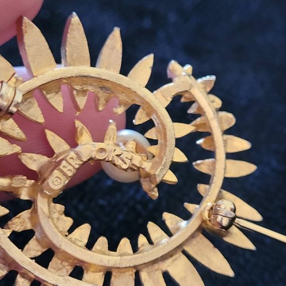 Vintage Brooks Brushed & Glossy Gold Tone Dimensional Brooch w/ Faux Pearl 1.75" - Picture 6 of 8